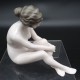 Mujer desnuda en porcelana . Dressel Kister & Company